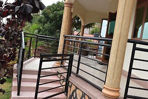 Kampala 5-beds, Sleeps 8 With Garden & Parking