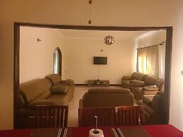 Kampala 5-beds, Sleeps 8 With Garden & Parking