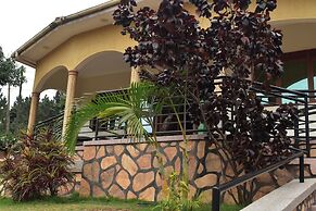 Kampala 5-beds, Sleeps 8 With Garden & Parking
