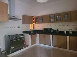Kampala 5-beds, Sleeps 8 With Garden & Parking