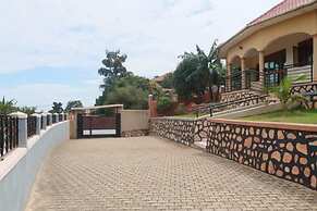 Kampala 5-beds, Sleeps 8 With Garden & Parking