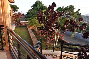 Kampala 5-beds, Sleeps 8 With Garden & Parking