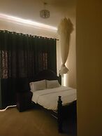 Kampala 5-beds, Sleeps 8 With Garden & Parking