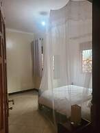 Kampala 5-beds, Sleeps 8 With Garden & Parking