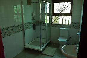 Kampala 5-beds, Sleeps 8 With Garden & Parking