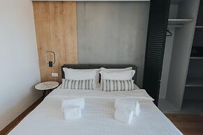Earth Boutique Apartments Next to Stavros Niarchos