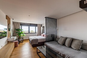 Earth Boutique Apartments Next to Stavros Niarchos