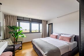 Earth Boutique Apartments Next to Stavros Niarchos