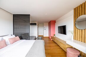 Earth Boutique Apartments Next to Stavros Niarchos