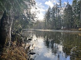 Riverbend Cottages & RV Resort