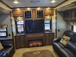 Riverbend Cottages & RV Resort