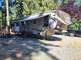 Riverbend Cottages & RV Resort