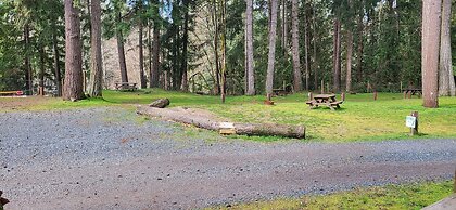 Riverbend Cottages & RV Resort