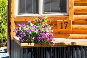 Riverbend Cottages & RV Resort