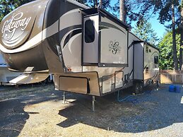 Riverbend Cottages & RV Resort