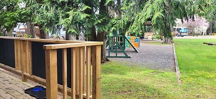 Riverbend Cottages & RV Resort