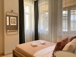 Chic Spacious Flat Near Istiklal Avenue in Beyoglu