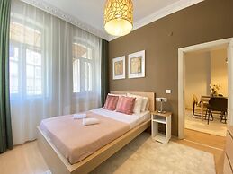 Chic Spacious Flat Near Istiklal Avenue in Beyoglu