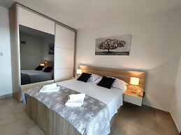 A1 Beachfront apt With big Terrace and sea View