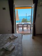 A1 Beachfront apt With big Terrace and sea View