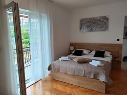 A5 Beachfront apt With a Balcony and sea View