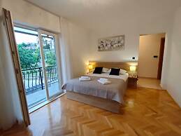 A5 Beachfront apt With a Balcony and sea View