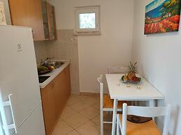 A5 Beachfront apt With a Balcony and sea View