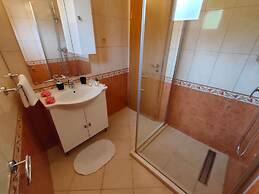 A5 Beachfront apt With a Balcony and sea View