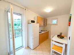 A5 Beachfront apt With a Balcony and sea View