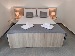 A3 Beachfront apt With big Terrace and sea View