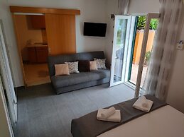 A3 Beachfront apt With big Terrace and sea View