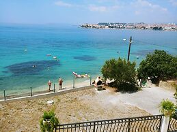 A3 Beachfront apt With big Terrace and sea View