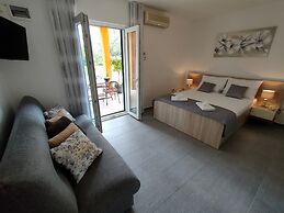 A3 Beachfront apt With big Terrace and sea View