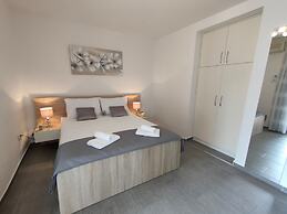 A3 Beachfront apt With big Terrace and sea View