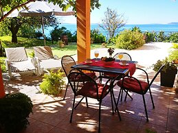 A3 Beachfront apt With big Terrace and sea View