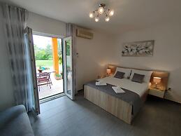 A3 Beachfront apt With big Terrace and sea View