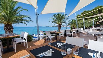 A3 Beachfront apt With big Terrace and sea View