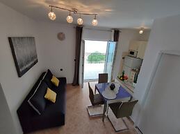 A6 Beachfront apt With big Terrace and sea View