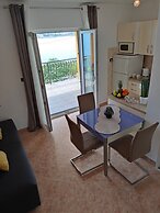 A6 Beachfront apt With big Terrace and sea View