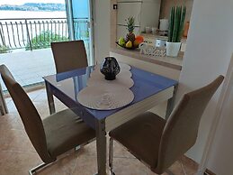 A6 Beachfront apt With big Terrace and sea View