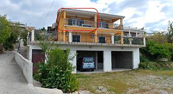 A6 Beachfront apt With big Terrace and sea View