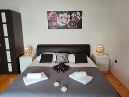 A6 Beachfront apt With big Terrace and sea View