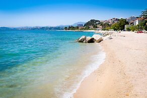 A6 Beachfront apt With big Terrace and sea View