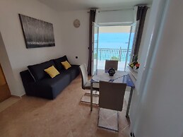 A6 Beachfront apt With big Terrace and sea View