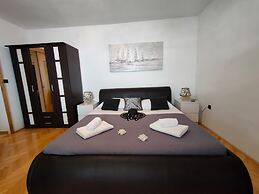 A6 Beachfront apt With big Terrace and sea View