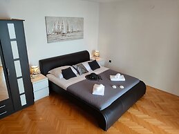 A6 Beachfront apt With big Terrace and sea View