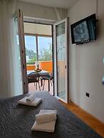 A4 Beachfront apt With big Terrace and sea View