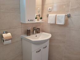 A4 Beachfront apt With big Terrace and sea View