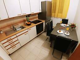 A4 Beachfront apt With big Terrace and sea View