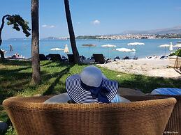 A4 Beachfront apt With big Terrace and sea View